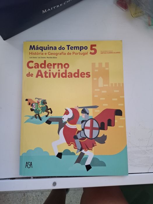 diversos cadernos de atividades e manuais