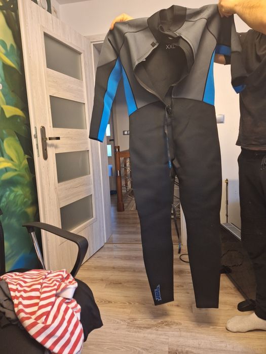 Sprzedam nowy kombinezon do plywania