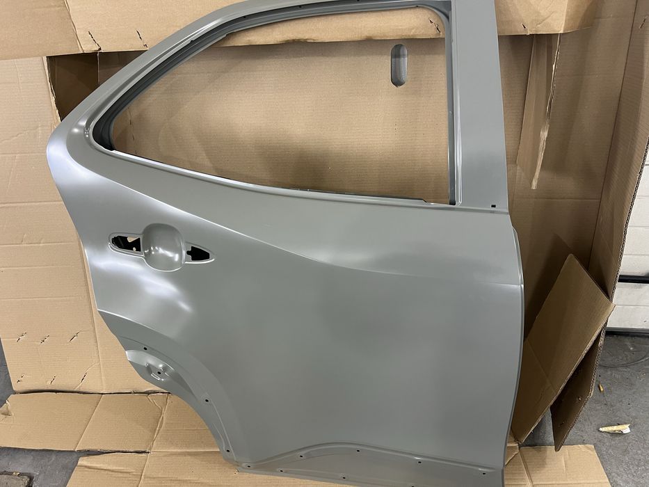 Дверь правое заднее  toyota yaris cross mxp 2020