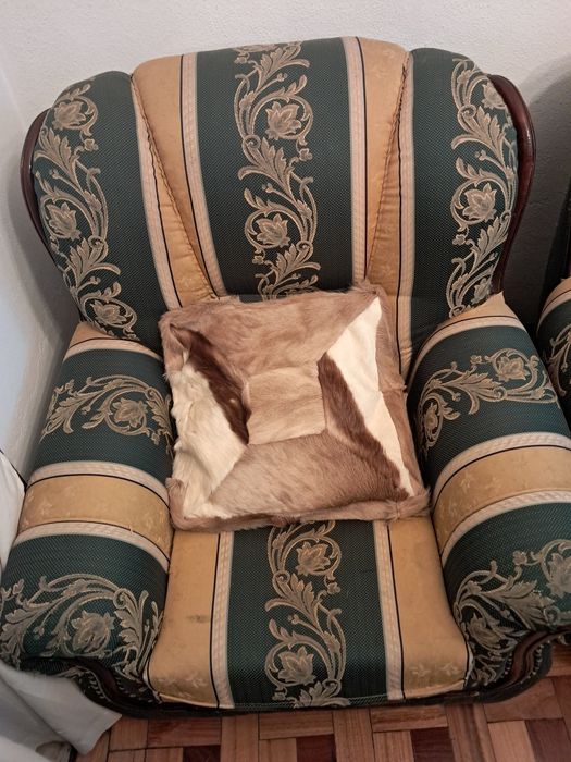 Trio de sofás em bom estado