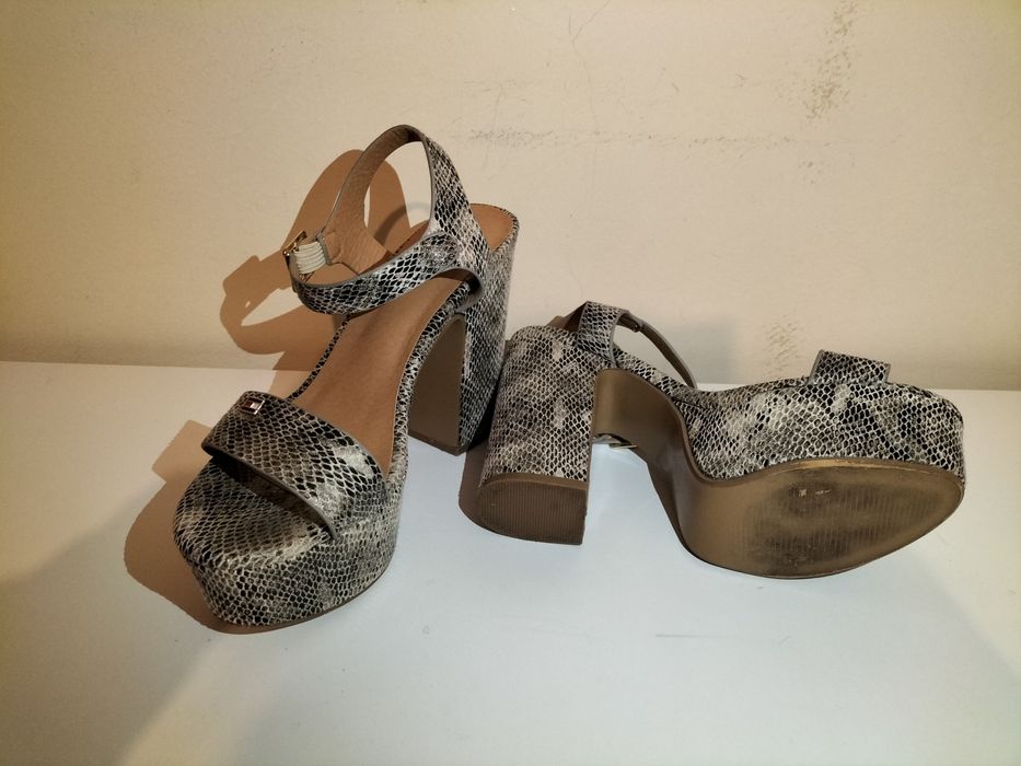 Sandália cinza de padrão