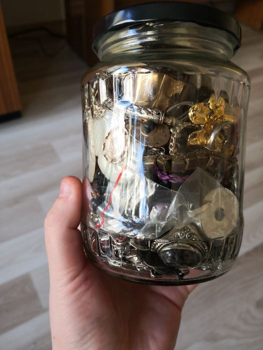 Słoik z używana biżuteria stara sztuczna vintage kolczyki zawieszki