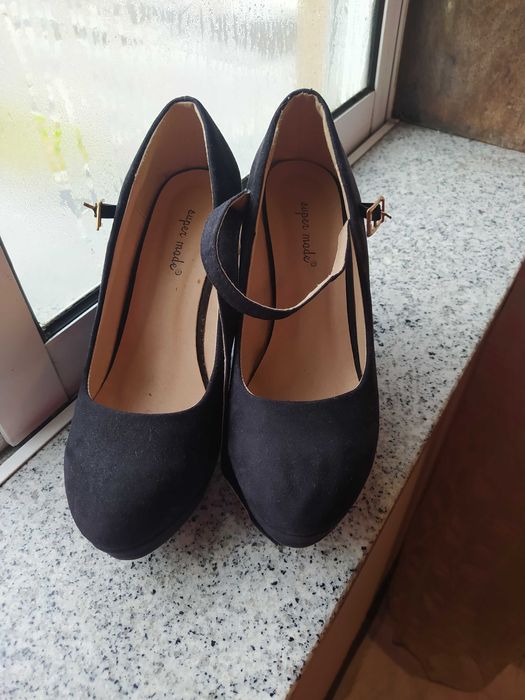 Sapatos altos pretos camurça