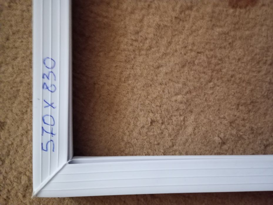 Продаю для холодильника Индезит  уплотнительные резинки. 57*49 и 57*83