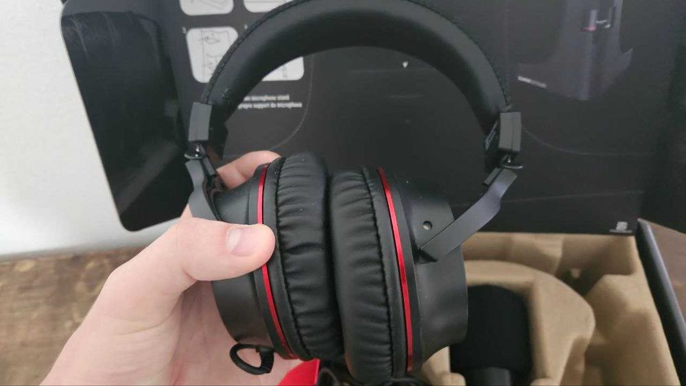 Focusrite Scarlett 2i2 4th Gen + Microfone + Headphones