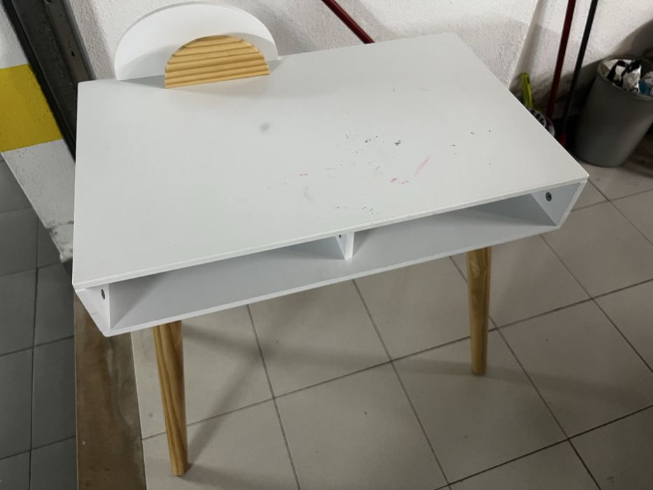 Secretária criança