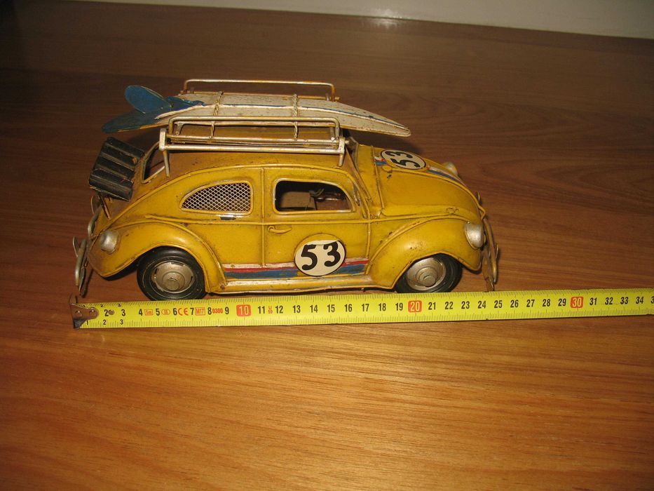 Carro carocha em chapa que também serve de mealheiro