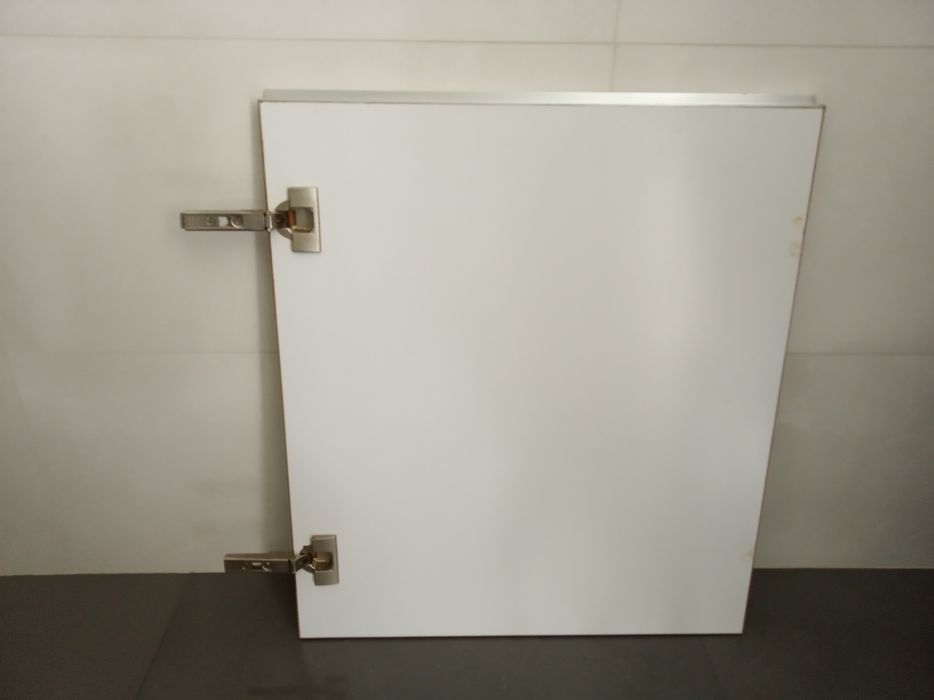 Porta para armário com acabamento laminado branco brilhante
