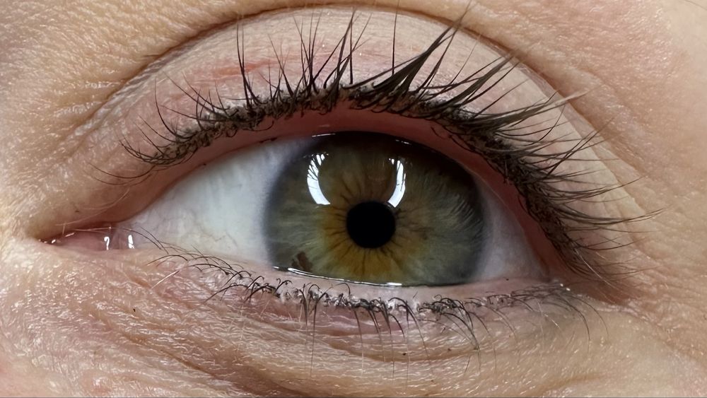 Pudrowe brwi, usta akwarela i międzywiejka – makijaż permanentny