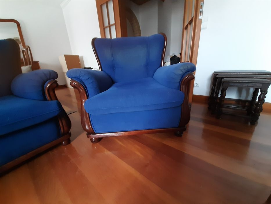 Trio de sofás  com o grande a fazer cama, nunca usada e sofás com pouc