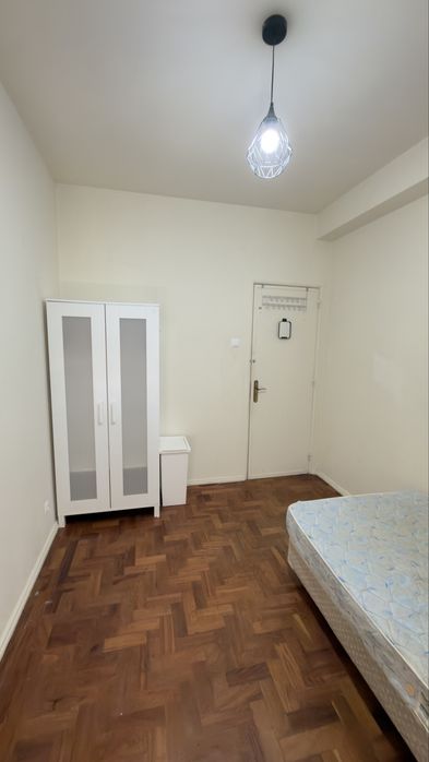 Tenho Quartos  para arrendar , um com varanda e o outro sem varanda , apartamento com duas casas de banho , presik com elevador e todo remodelado