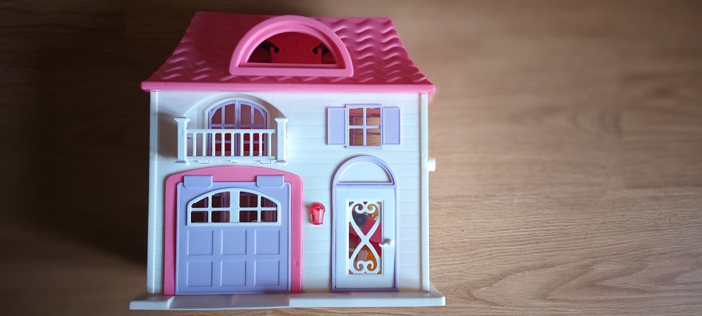 Casa de bonecas que abre e fecha