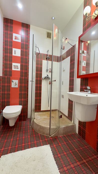 Неймовірний , великий таун хаус з гаражем.