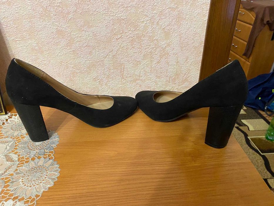 Новые замшевые черные туфли 40 размер стелька 25,5
