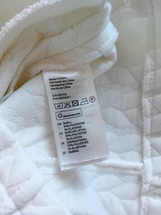 Biała bluza na suwak