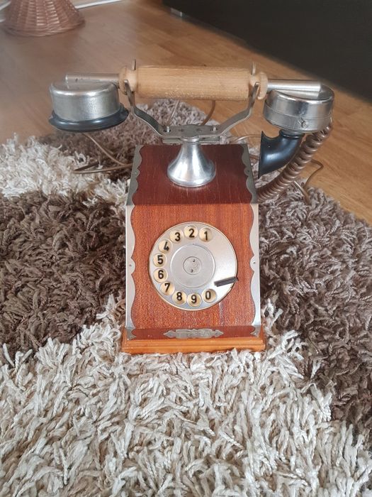 Stary telefon Tesla.