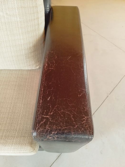 Sofá de 3 lugares, em polipele e tecido