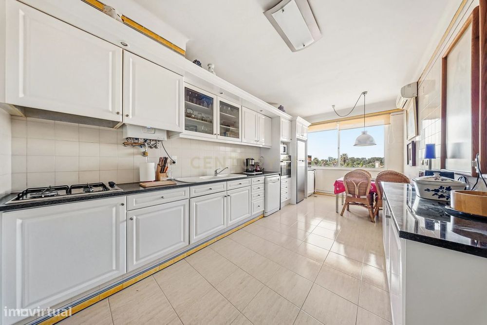 Vista Mar | Costa Da Guia, Cascais | Garagem Box 70M² | Versátil T2 Co