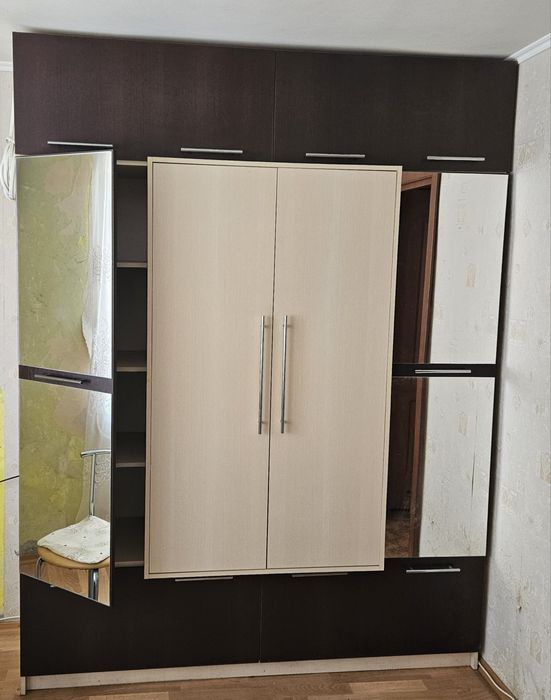 Шафа розпашна для спальні або вітальні