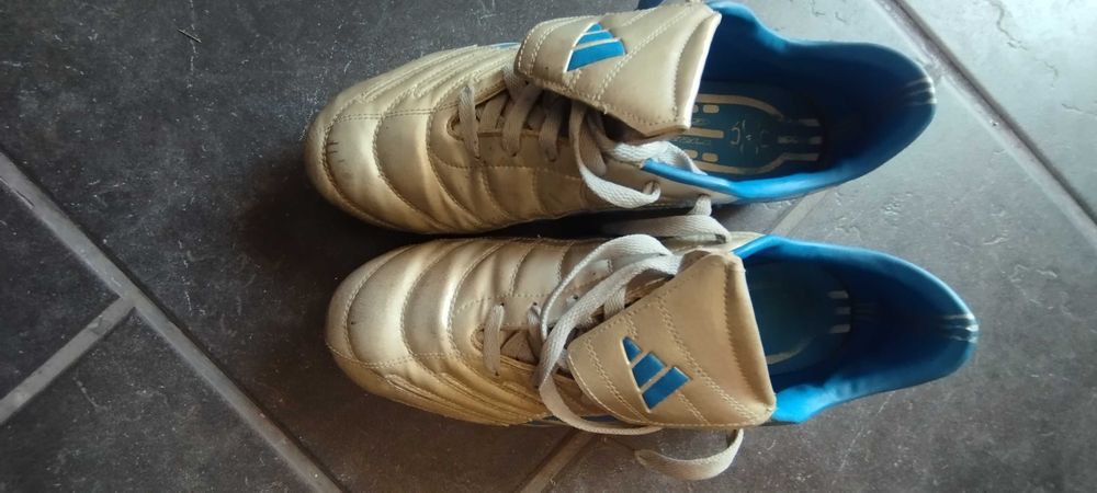 Chuteiras marca "ADIDAS"