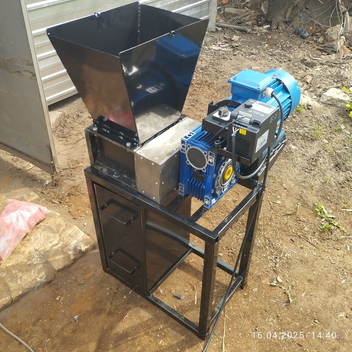 Шредер, подрібнювач двовальний - ножі 5 мм