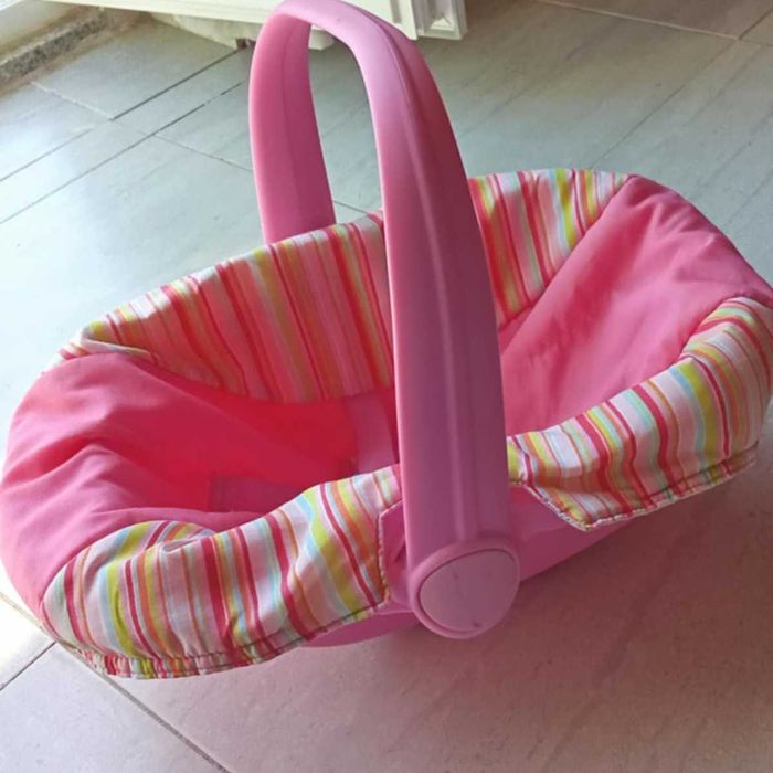 ovo e boneca de brincar