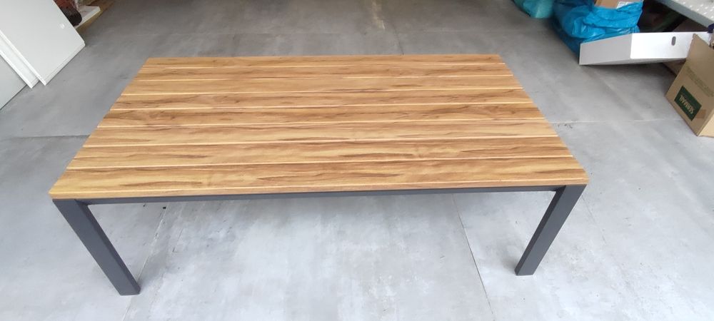 Mesa metálica para exterior.