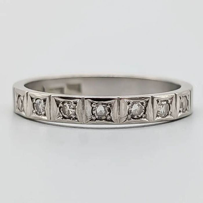 Aliança de casamento em ouro branco 18 quilates com diamantes; 3.05 gr
