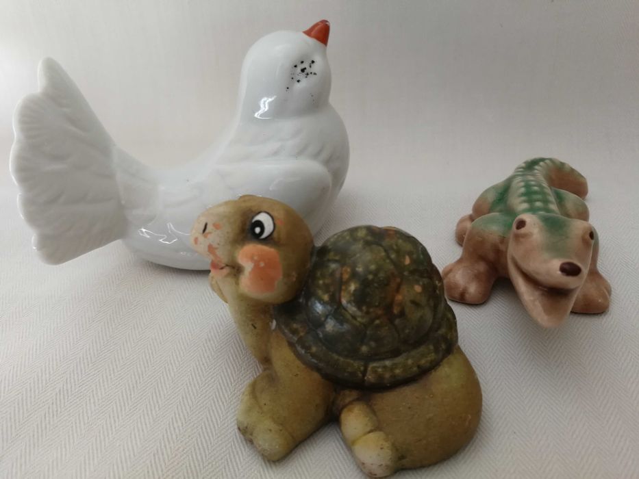 Figurki ozdobne małe / porcelana malowana i porcelit /3 sztuki