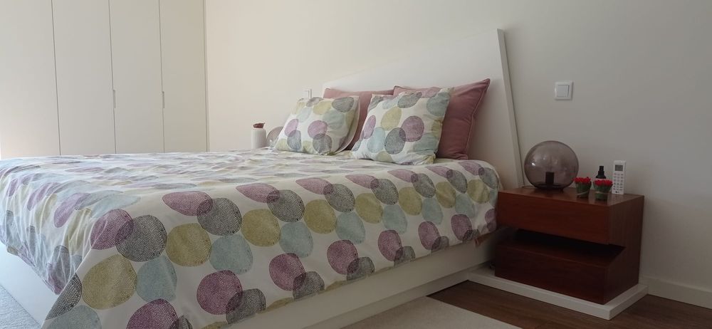 Cama de casal + mesas de cabeceira