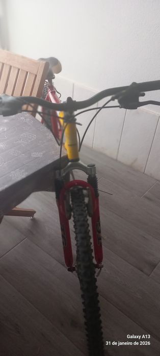 Bicicleta roda 26x1,95 vermelha e amarela