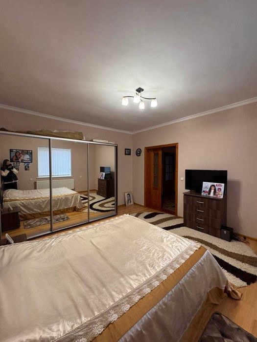 Домоволодіння з магазином у с. Брусниця