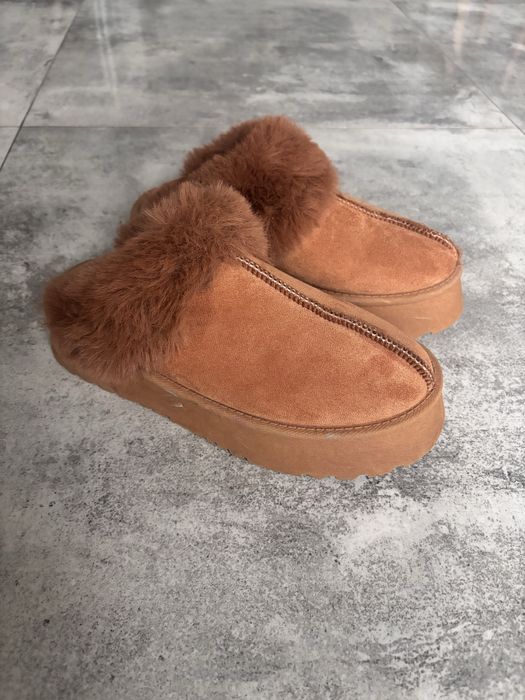 Klapki / buty zimowe mukluki ocieplane w kolorze carmelowym