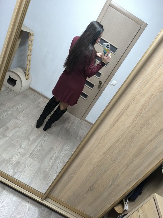 Плать бордовое тянется