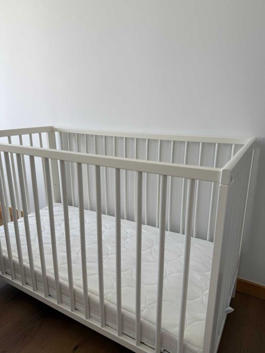 Berço branco IKEA Gulliver para bebé com colchão e protetor