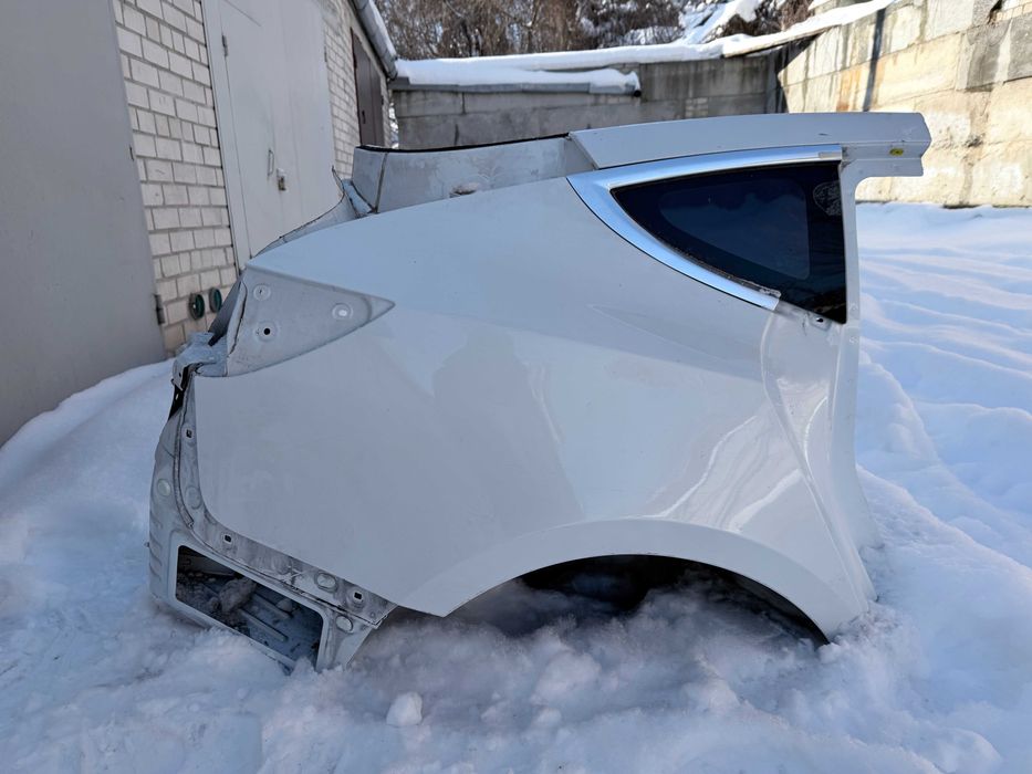 Задня четверть права Tesla Model 3 в ідеальному стані