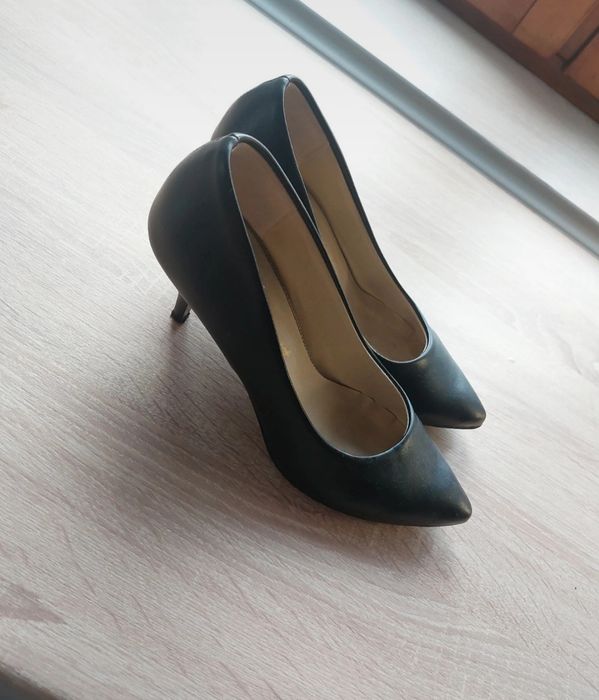 Szpilki czarne rozmiar 39 niski obcas