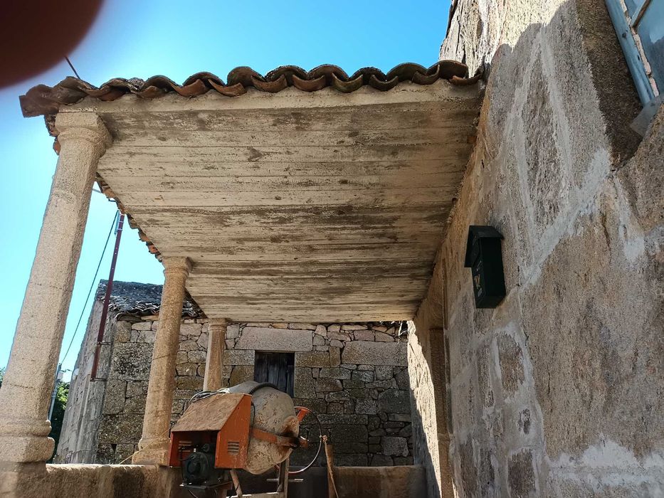 CASA A RECUPERAR NA ALDEIA troco por Auto caravana ou caravana