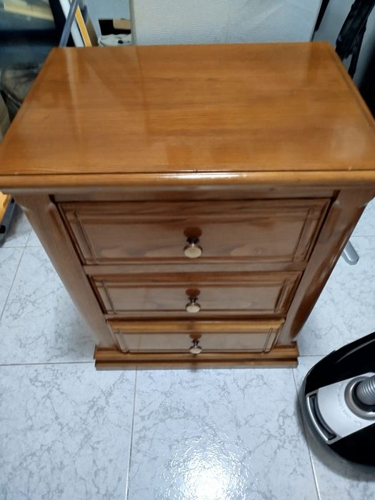 Cama e mesinha de cabeceira