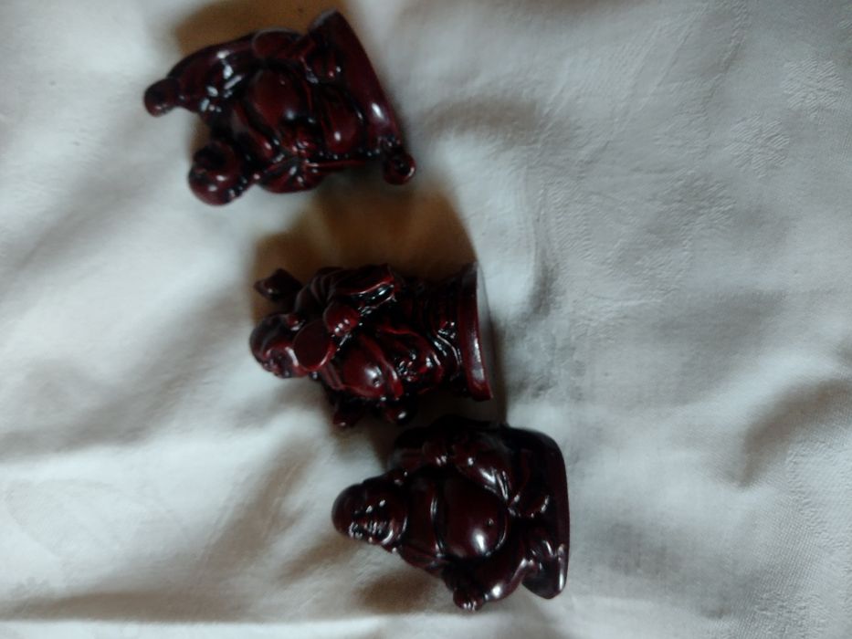 Trzy małe figurki Buddy