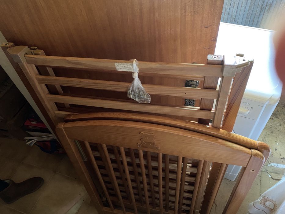 Cama de bebé em madeira