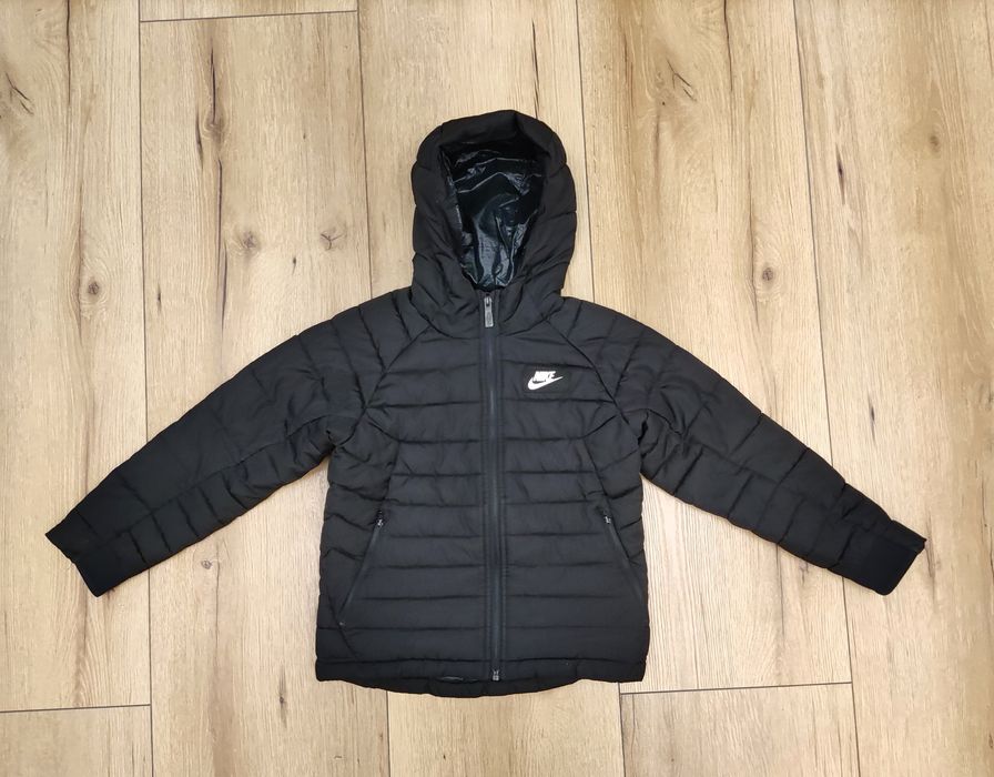 Nike czarna chłopięca kurtka pikowana z kapturem rozmiar 116-122 cm