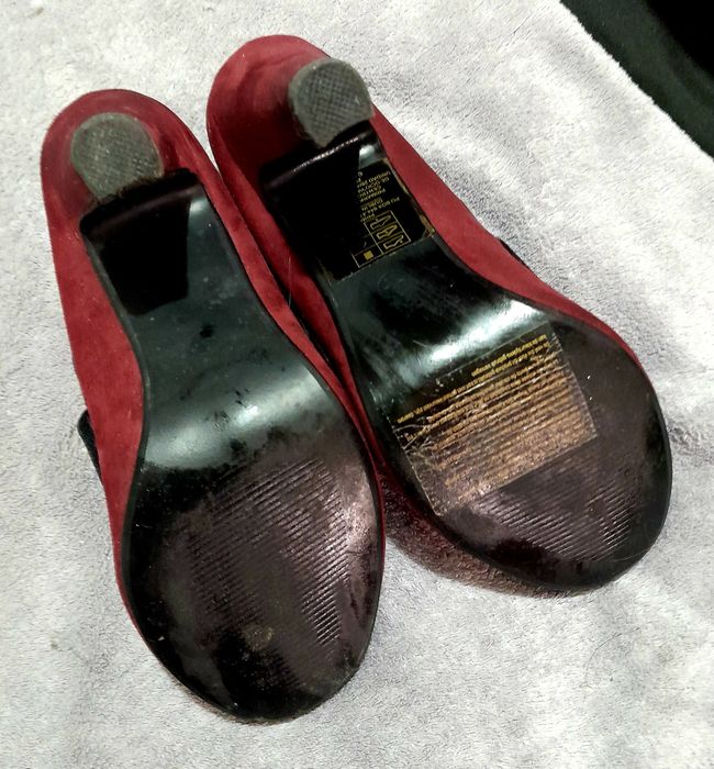 Sapatos bordô de camurca, 6 cm de salto
