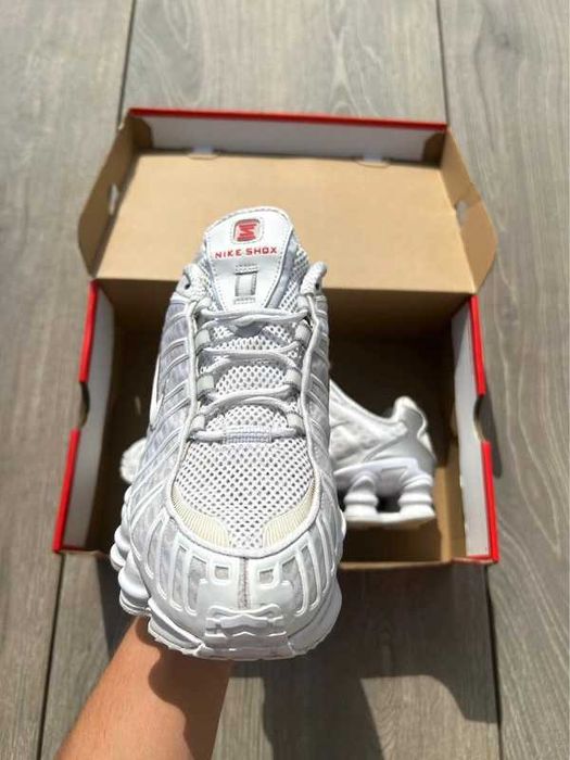 Białe, unisexowe trampki Nike R.37: antypoślizgowe, wygodne i komfortowe
