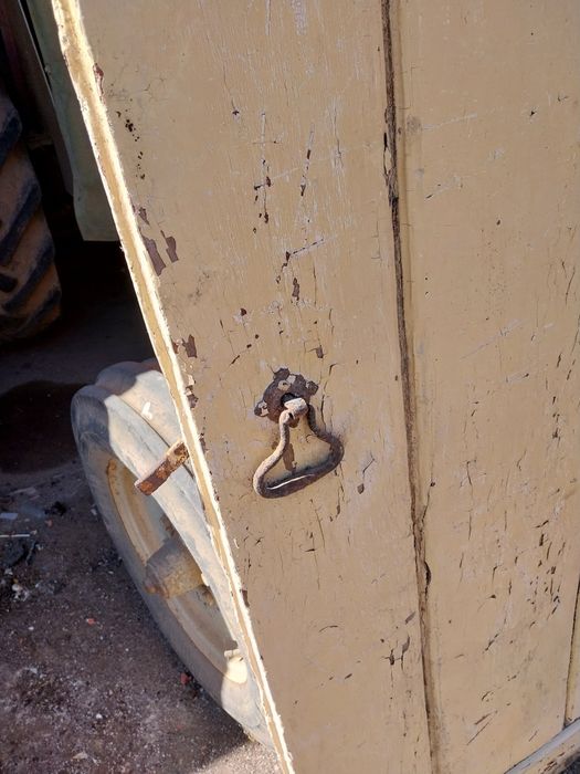 Portas antigas com ferragens