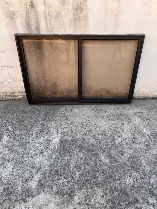 Janela de alumínio de correr com aro e vidros incluídos - 165 cm x 103cm