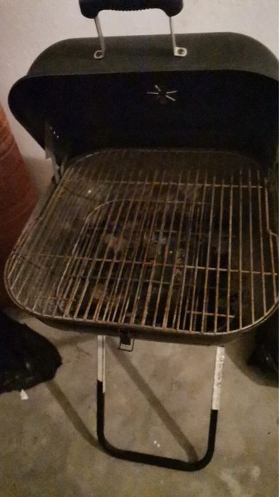 Grelhador usado com rodas.