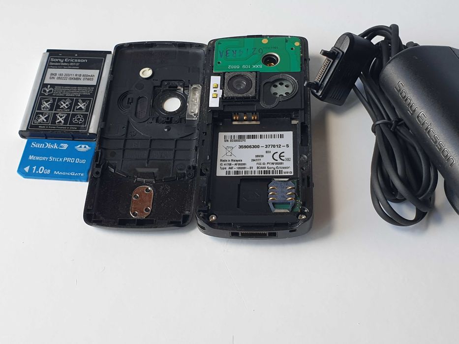 телефон Sony Ericsson W810i Walkman Memory Stick PRO Duo 1GB зарядне