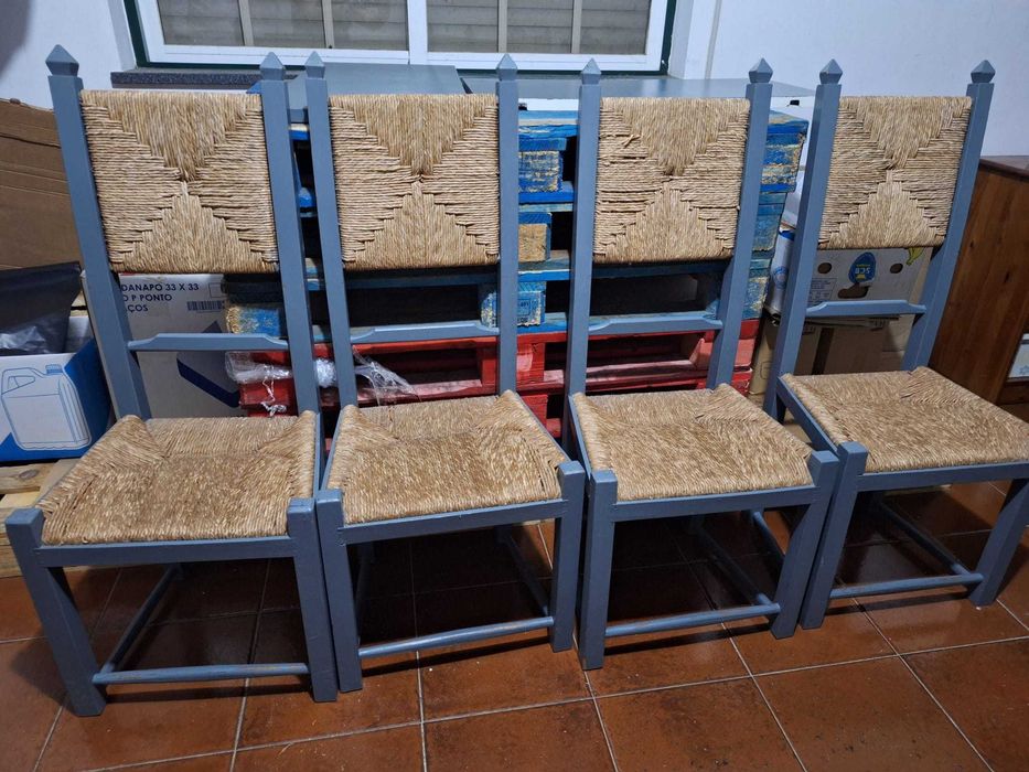 Lote de 4 Cadeiras vintage de madeira com encosto e assento em palhinha