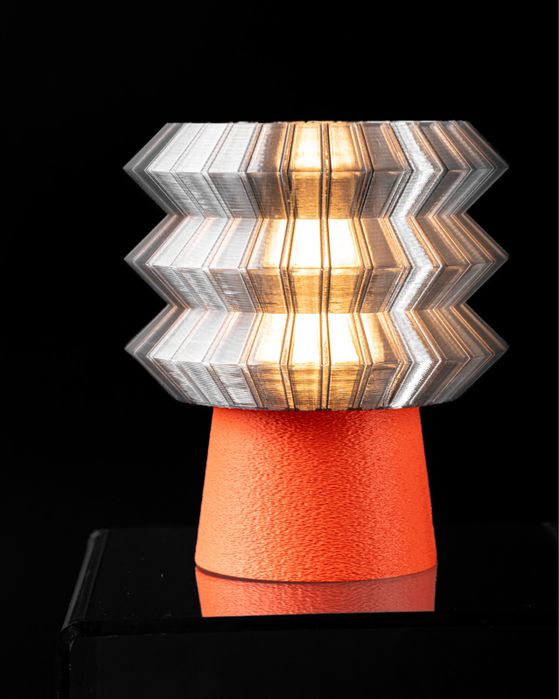 Luminaria de mesa com design escultural moderno